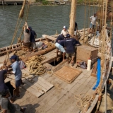 014   Stepping the main mast