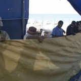 084   The trainees work in teams on the sails
