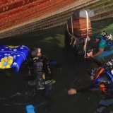 054   Divers fit pads to protect the stitching