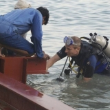 088   Divers try to see why she won't move