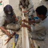 010   Ayaz al-Zadjali, Naser al-Falahi and As'ad al-Hadidi making the oar for the sewn boat