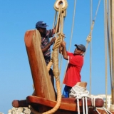 002   Capt. Saleh al Jabri and Khamis al Hamdani prepare the rigging
