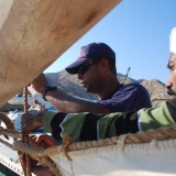005   Yahya al Faraji helps attach a sail