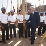 034   Singapore's former Prime Minister Goh Chok Tong meets the crew