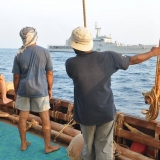 143   Jewel's crew watches the arrival of the Indian Navy