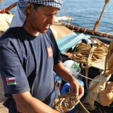 038   Master Rigger Said Al Tarshi demonstrates his knot-tying skills