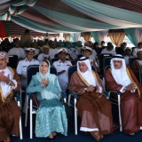 018   A distinguished audience is present
