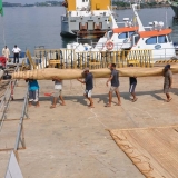 077   Crew members carry the heavy matting sails to the Jewel of Muscat