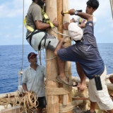 032   Tuanie Ismail, Ayaz Al Zadjali, Sajid Valappil and Captain Saleh working on the mast
