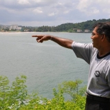 093   Galle citizen Mr. Upasena  points to the place on Davata beach where he was swept away by the tsunami