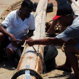 122   Tuanie Ismail and Mylei remove wiring from the old mast