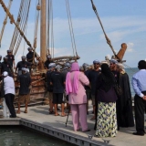 077   H.E. Lyutha Al Mughairy and other dignitaries greet the crew