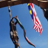 068   Captain Saleh hoists the Malaysian flag
