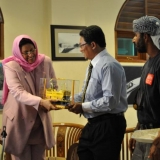 065   H.E. Lyutha Al Mughairy, Head of Secretary General's Department, Oman Ministry of Foreign affairs accepts a gift from her Malaysian counterpart.