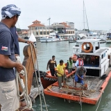 023   Said Al Tarshi oversees the fastening of the tow-line