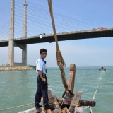 024   Pilot, Syabril Akmar Said helps guide Jewel safely towards open water