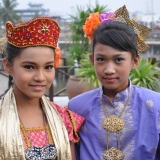 045   Nur Pieka (left) and Noor Marlisa came all the way from Kuala Lumpur to greet the Jewel