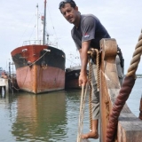 047   Said Al Tarshi tightens the median rudder