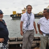 089   Tom Vosmer reunites with crew members from earlier legs, Geoffery Dobbs and Tuanie Ismail