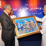 160   H.E Zainul Rasheed exchanges gifts with H.E.Yusuf Bin Alawi