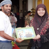 163   Captain Saleh Al Jabri receiving a gift from Shareah Mokhtar
