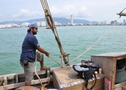DSC_0108 Ayaz Al Zadjali tightens a rope as the ship glides past Penang_2.time line